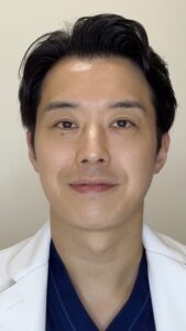 本記事を監修した皮膚科専門医・指導医で新宿駅前うわじま皮膚科の上嶋祐太院長の写真